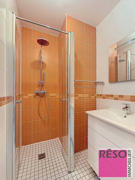 Rent apartment 6 rooms 142 m² in Annemasse 74100 - 2 500 €