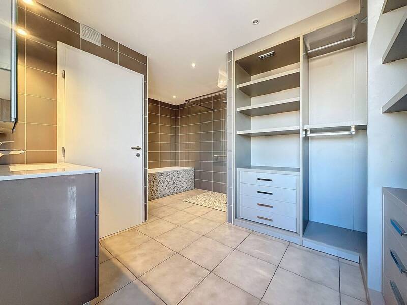 Rent apartment 6 rooms 142 m² in Annemasse 74100 - 2 500 €