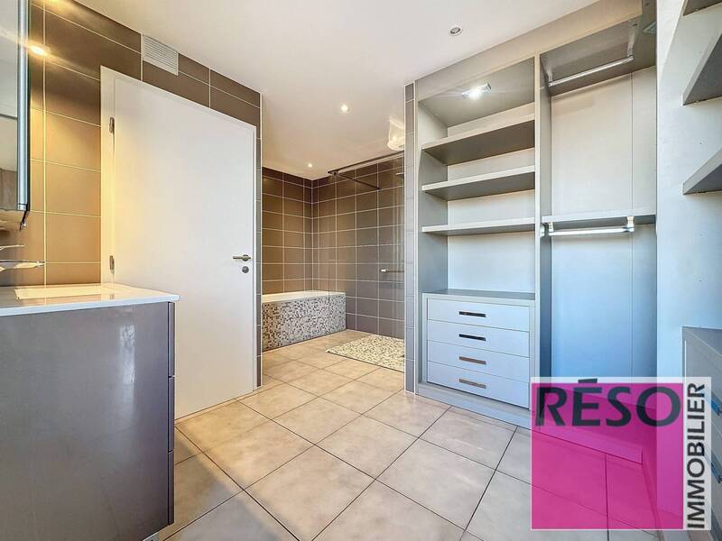 Rent apartment 6 rooms 142 m² in Annemasse 74100 - 2 500 €