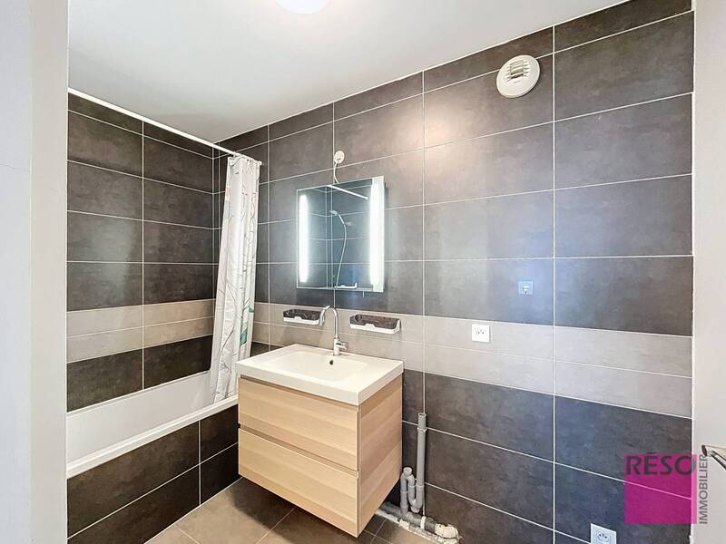 Rent apartment 2 rooms 56 m² in Annemasse 74100 - 1 360 €