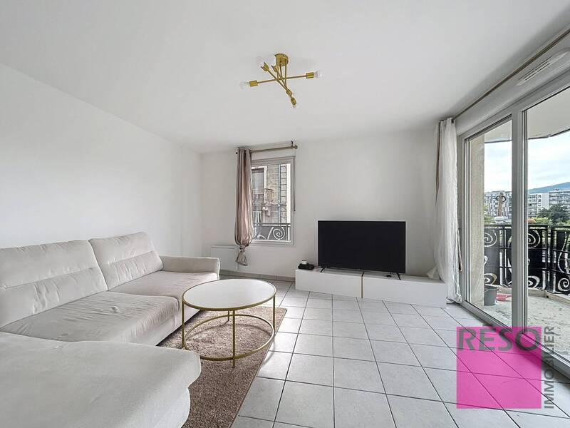 Rent apartment 2 rooms 44 m² in Annemasse 74100 - 1 481 €