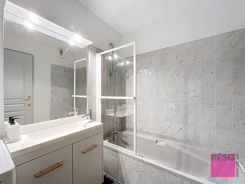 Rent apartment 3 rooms 64 m² in Annemasse 74100 - 1 650 €