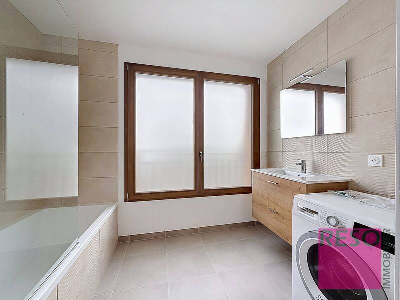 Rent apartment 3 rooms 77 m² in Ambilly 74100 - 2 350 €