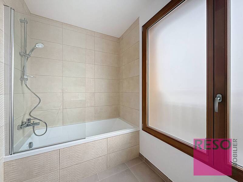 Rent apartment 3 rooms 77 m² in Ambilly 74100 - 2 350 €