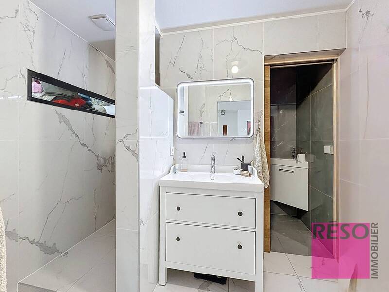 Rent apartment 3 rooms 77 m² in Annemasse 74100 - 1 850 €