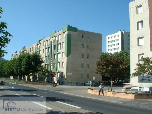 Location appartement 4 pièces 73 m² à Saint-Affrique (12400)