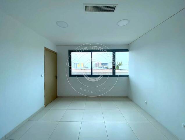 Location Local 133 m² Abidjan 99326