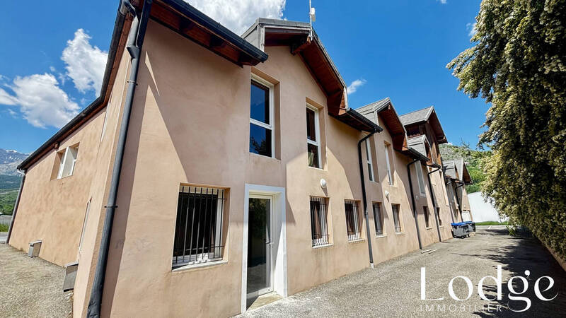 Location local 3 pièces 45 m² à Briançon 05100 667 €