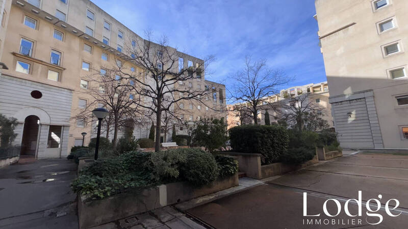 Location local 140 m² à Aix-en-Provence 13090 2 550 €